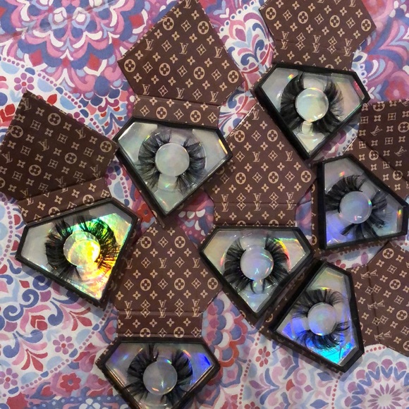 Lashes - Picture 1 of 2